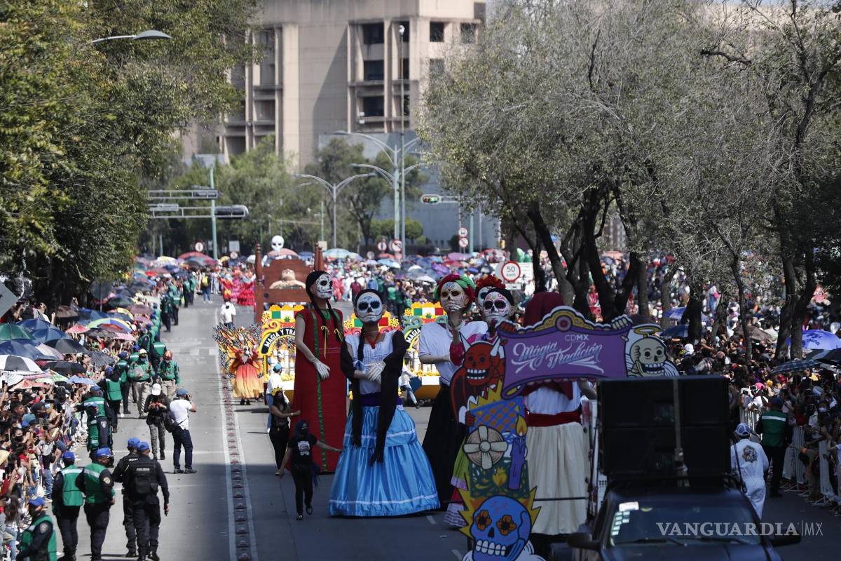 $!El desfile del Día de Muertos vuelve a la Ciudad de México, tras un año de obligado descanso por la pandemia con más de 1,000 participantes, 10 carros alegóricos, cuatro estrellas musicales, 350 bailares y acróbatas. EFE/Mario Guzmán