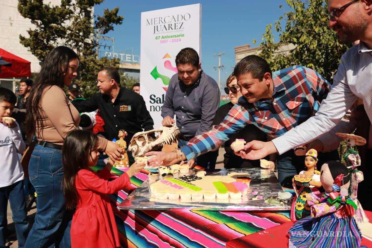 $!Los asistentes disfrutaron del pastel de aniversario.