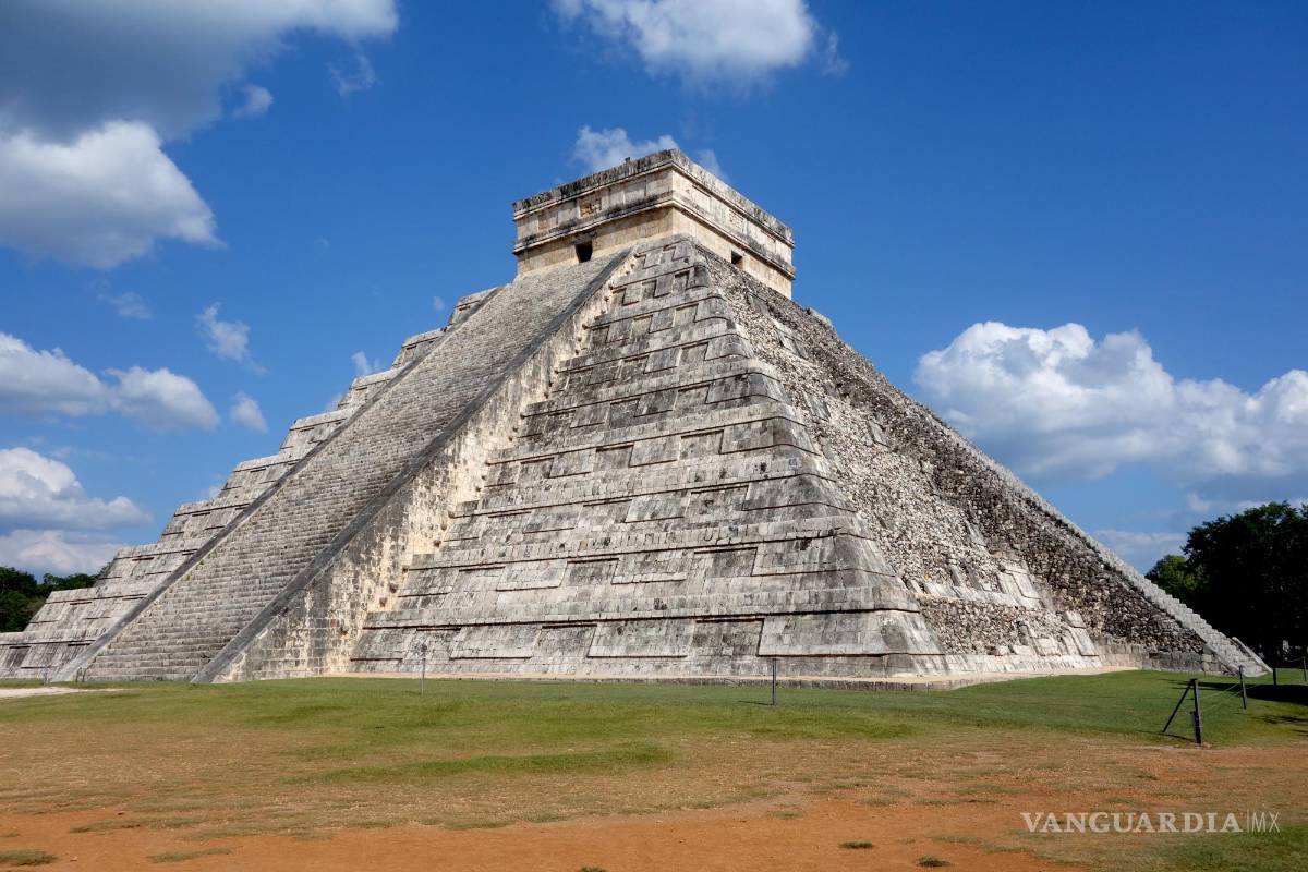 Hallan disco con inscripciones mayas de más de mil años de antigüedad en Chichén Itza