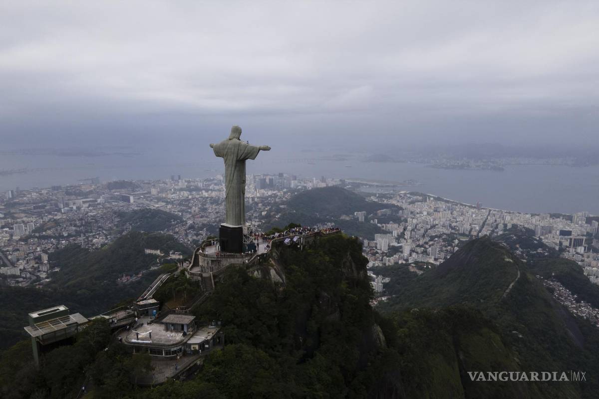 $!En esta imagen aérea tomada con un dron, la estatua del Cristo Redentor se encuentra en Río de Janeiro, Brasil. AP/Lucas Dumphreys