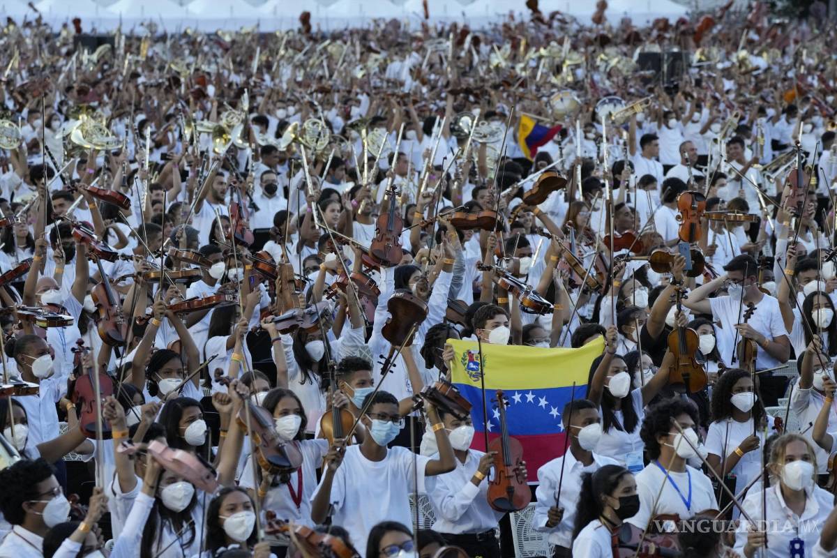 Logra Venezuela Récord Guinness a la orquesta más grande del mundo; Maduro lo presume