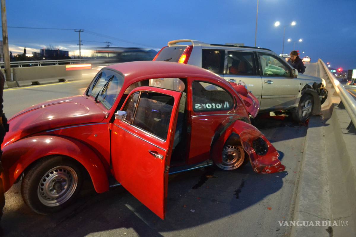 Se queda sin gasolina y camioneta lo impacta, en calles de Saltillo