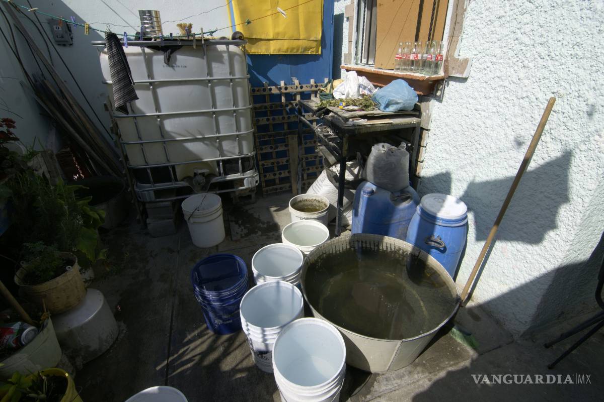 Se quedan sin agua vecinos de calle del centro de Saltillo, y a ¡39 grados!