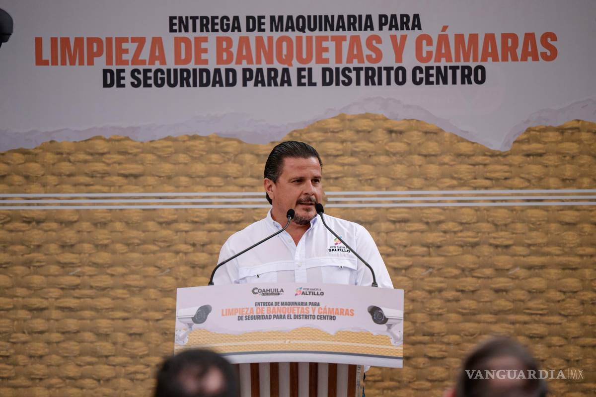 $!Aníbal Soberón explicó que la nueva hidrolavadora permitirá eliminar las manchas difíciles de grasa que el tiempo ha dejado en las banquetas del centro, e hizo un llamado a la ciudadanía para evitar tirar chicles en la vía pública y contribuir a mantener limpias las calles.