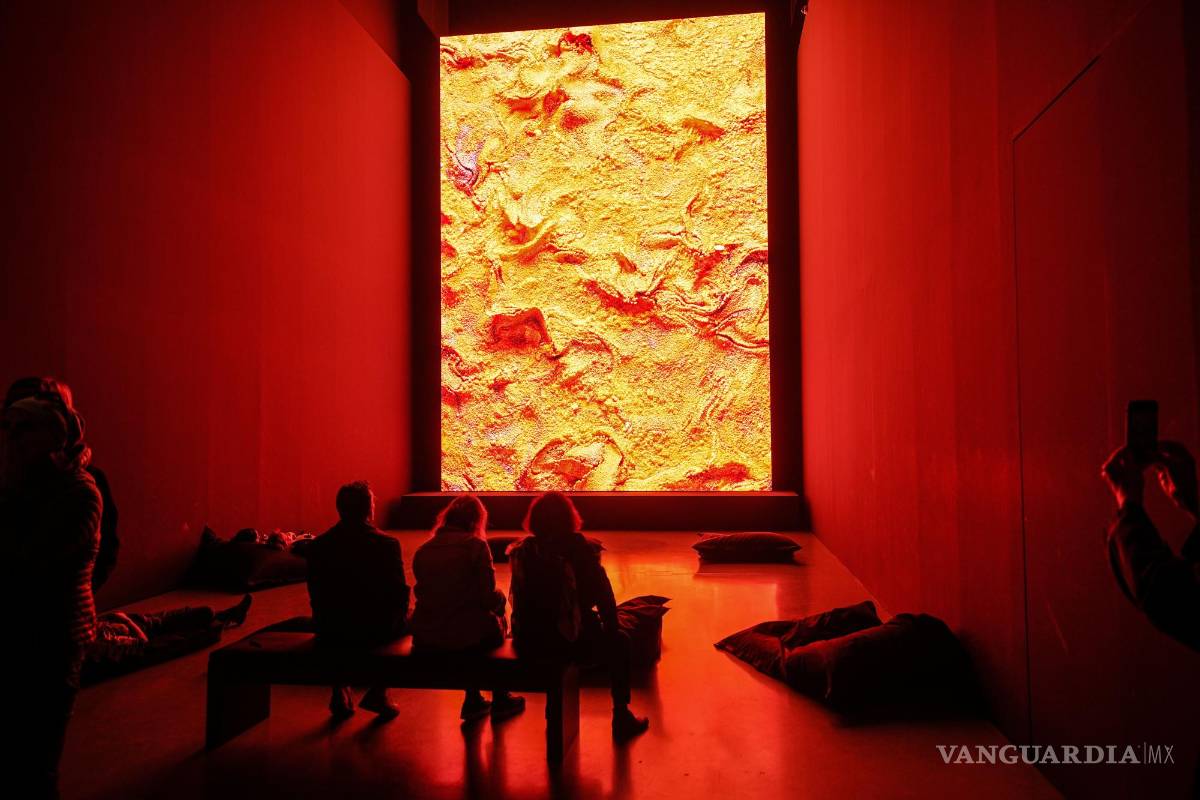 $!Vsitantes observan un cuadro creado con inteligencia artificial en la exposición “Refik Anadol. Alucinaciones de máquinas” en Düsseldorf, Alemania.