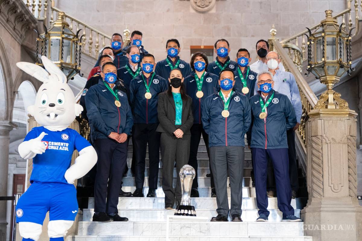 Claudia Sheinbaum recibe al campeón Cruz Azul en el Antiguo Palacio del Ayuntamiento