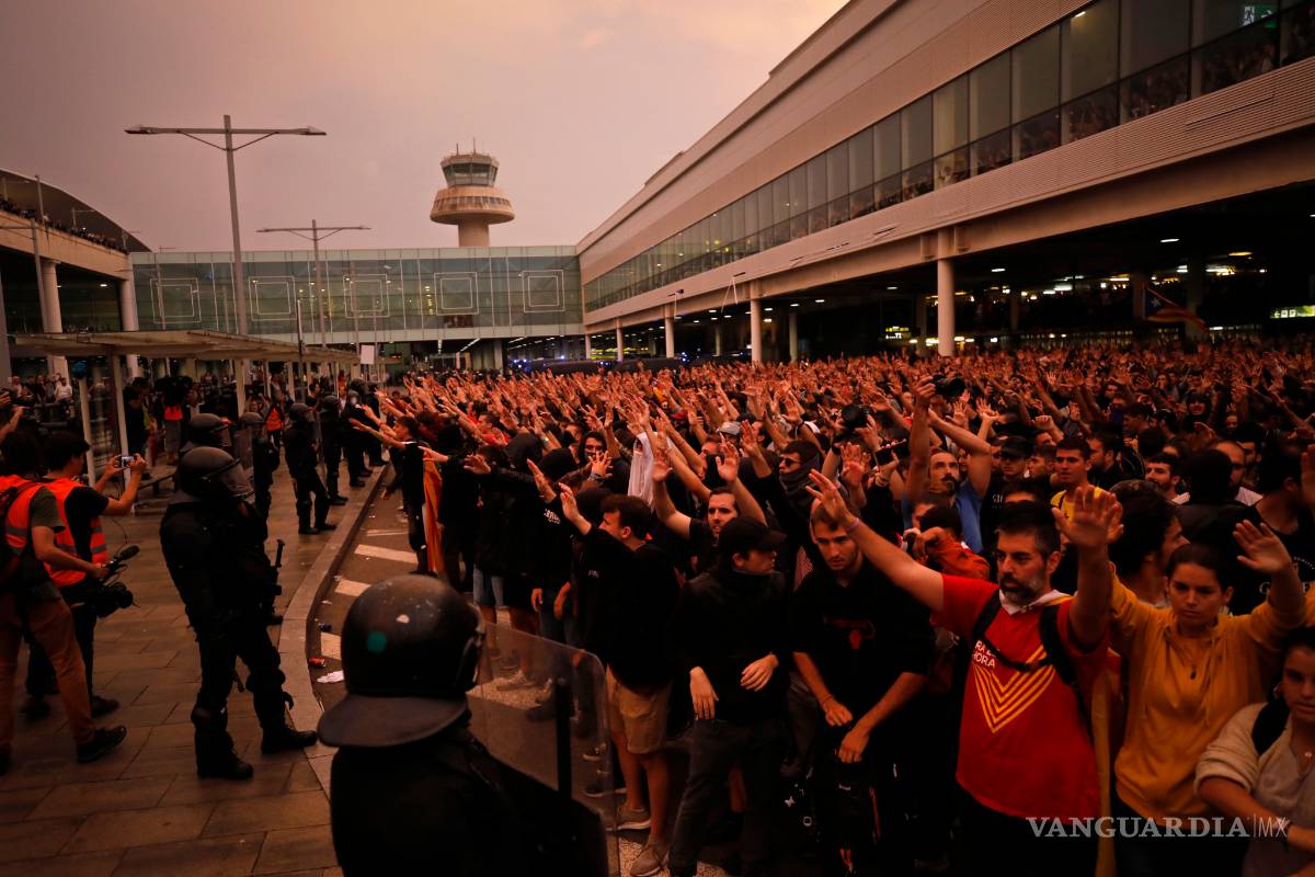 $!Catalanes toman las calles y colapsan el aeropuerto de Barcelona