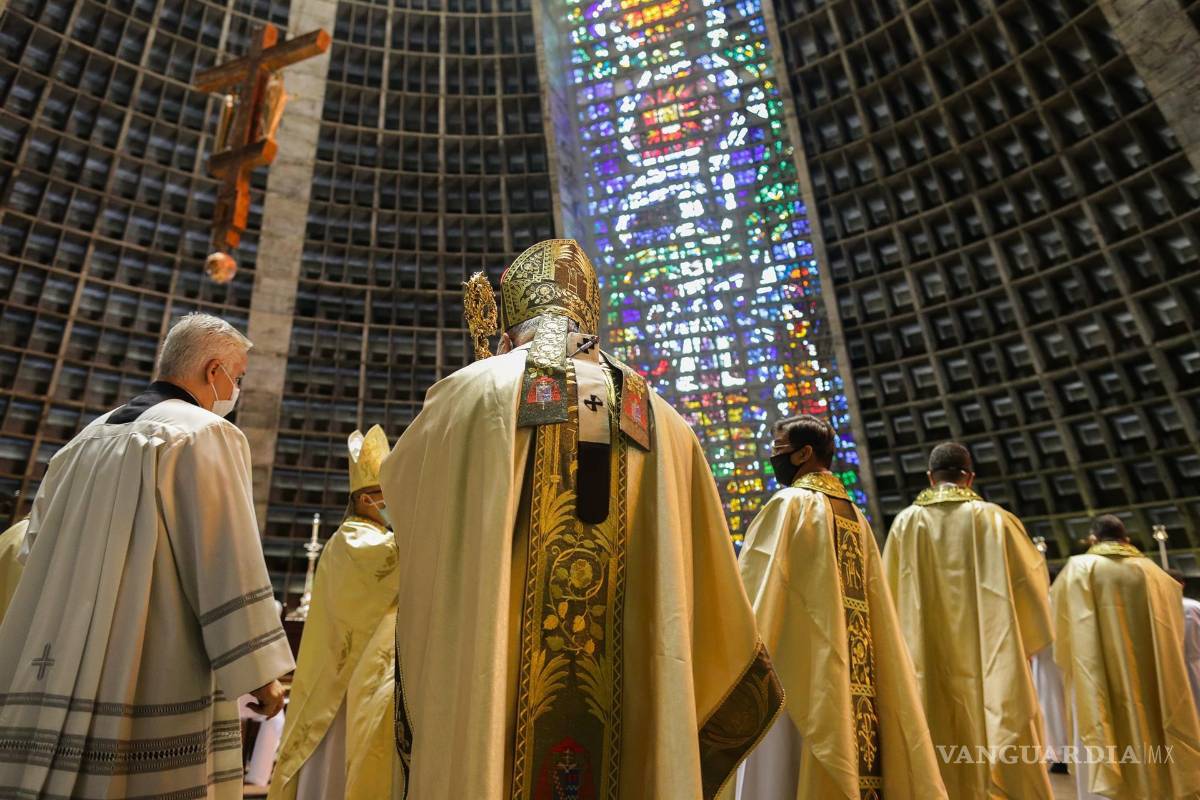 $!El Arzobispo de Río, Cardenal Orani João Tempesta (c-espaldas), oficia la Santa Misa de Acción de Gracias por los 90 Años del Cristo Redentor en la Catedral Metropolitana de São Sebastião en Río de Janeiro (Brasil). EFE/André Coelho