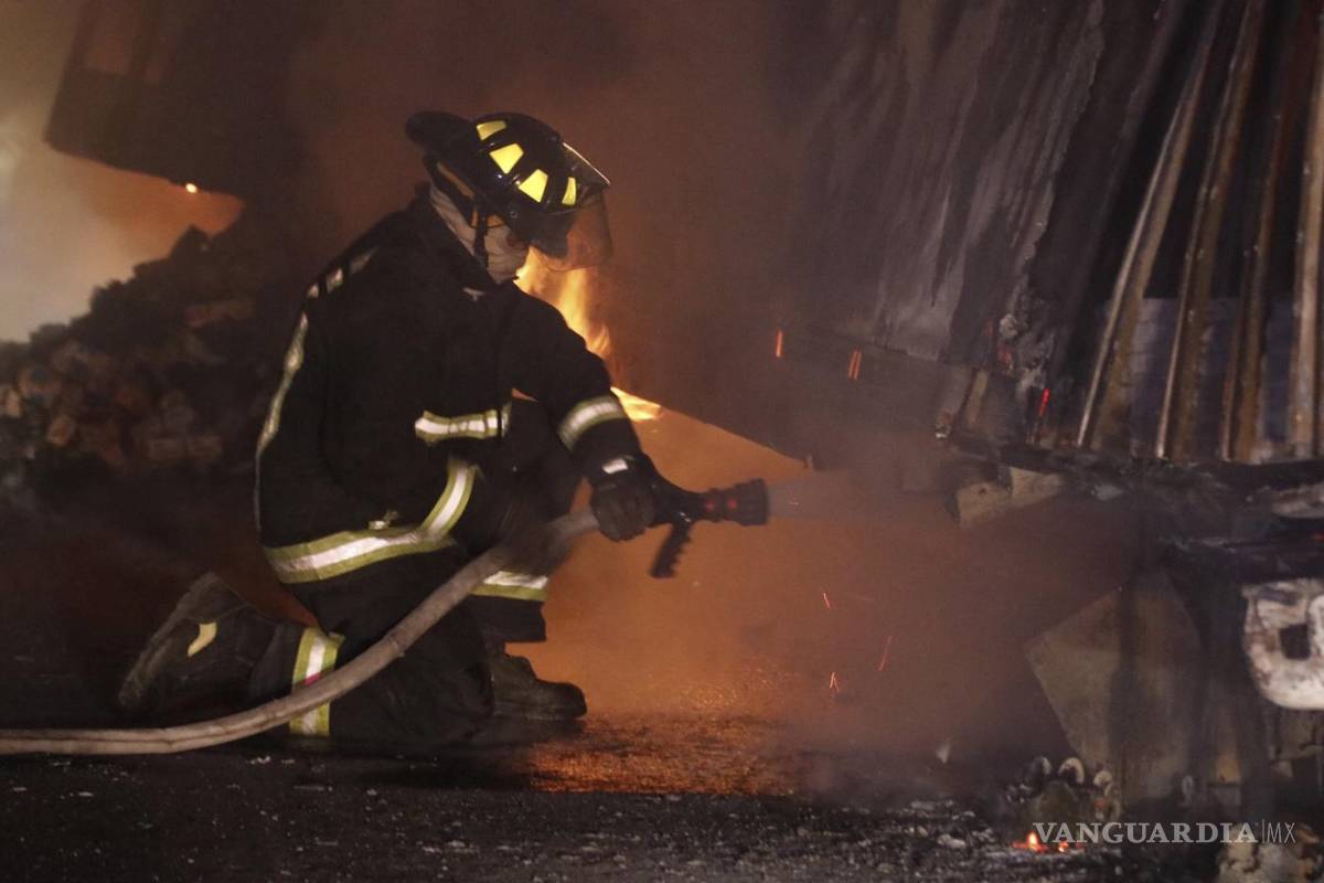 Se detiene el tráfico tras aparatoso choque e incendio en tramo Monterrey-Torreón