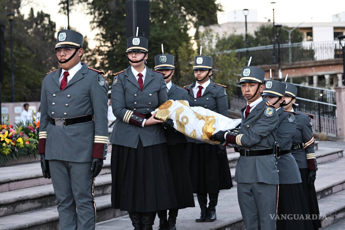 $!El izamiento de la bandera guinda y blanca marcó el cierre de la celebración por los 75 años del Tec Saltillo.