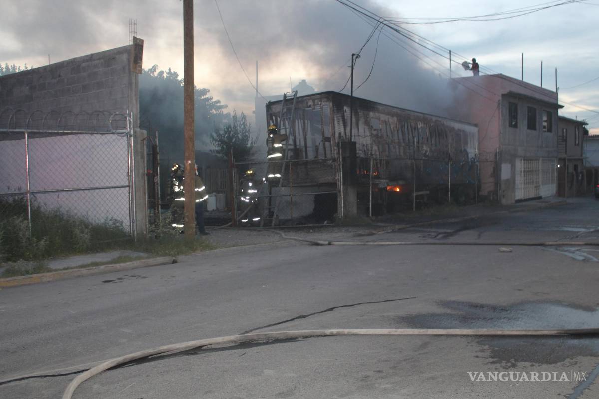 Incendio consume caja de tráiler en la Vista Hermosa, en Saltillo