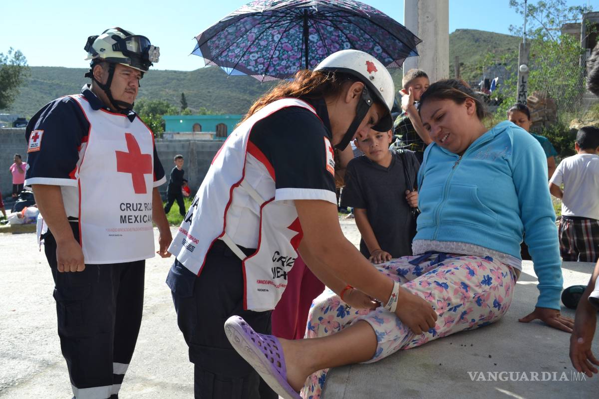 Tumba a mujer, regresa y le pega a auto