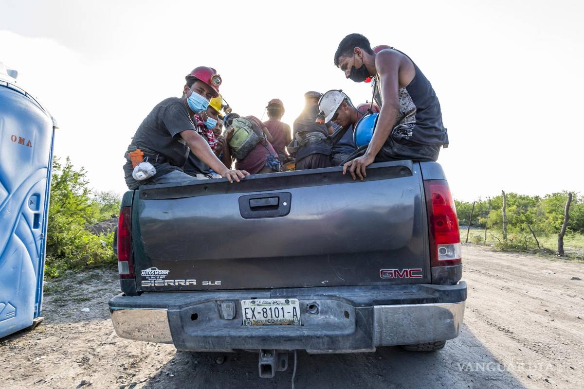 $!En la entrada de la mina Micarán familiares y amigos formaron un campamento improvisado, con el paso de los días las noticias cada vez fueron menos esperanzadoras.