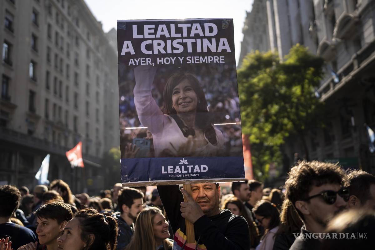 $!Los partidarios de la vicepresidenta argentina Cristina Fernández se reúnen en la Plaza de Mayo.