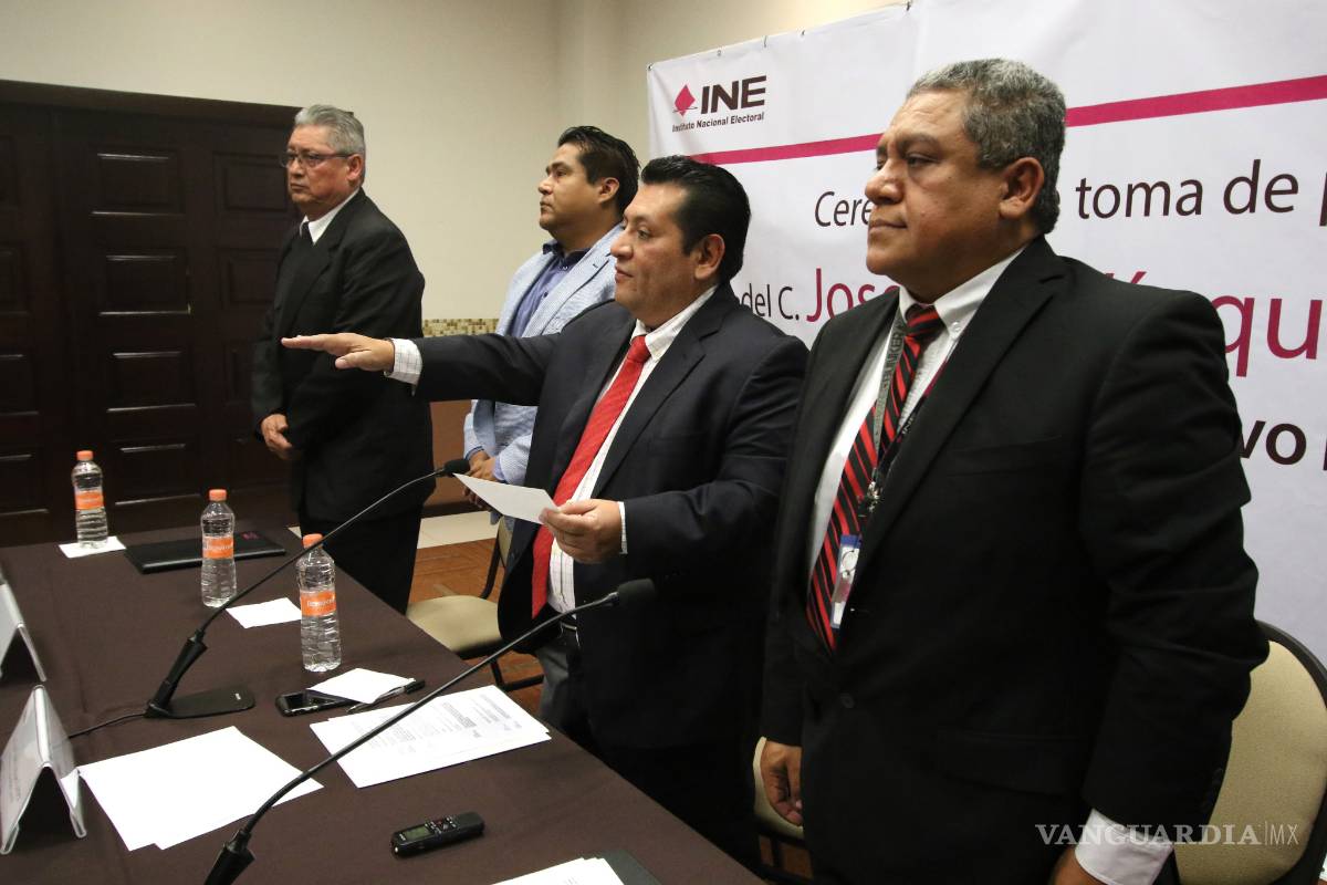 Rinde protesta vocal del INE y anuncia recorte en gastos