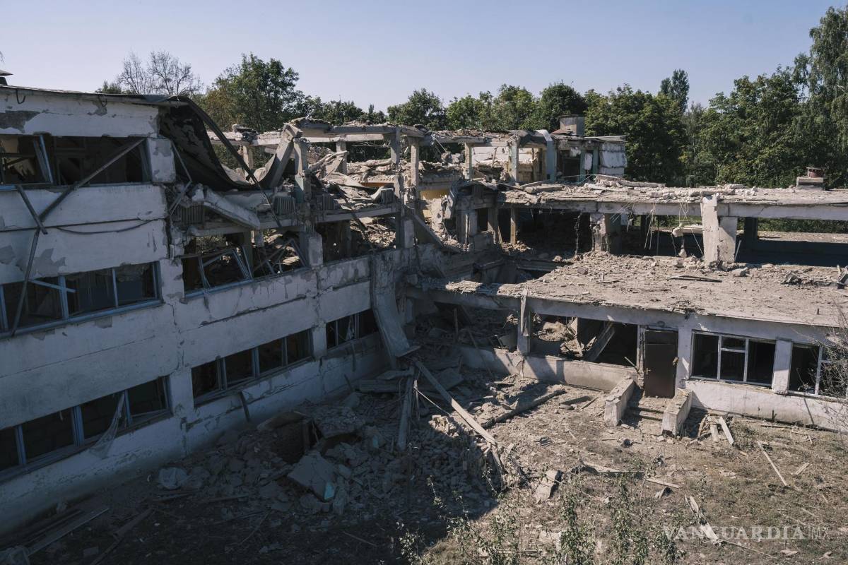 $!Una escuela destruida por dos bombas en el pueblo de Yunakivka, a 9 kilómetros de la frontera con Rusia en la región de Sumy, Ucrania