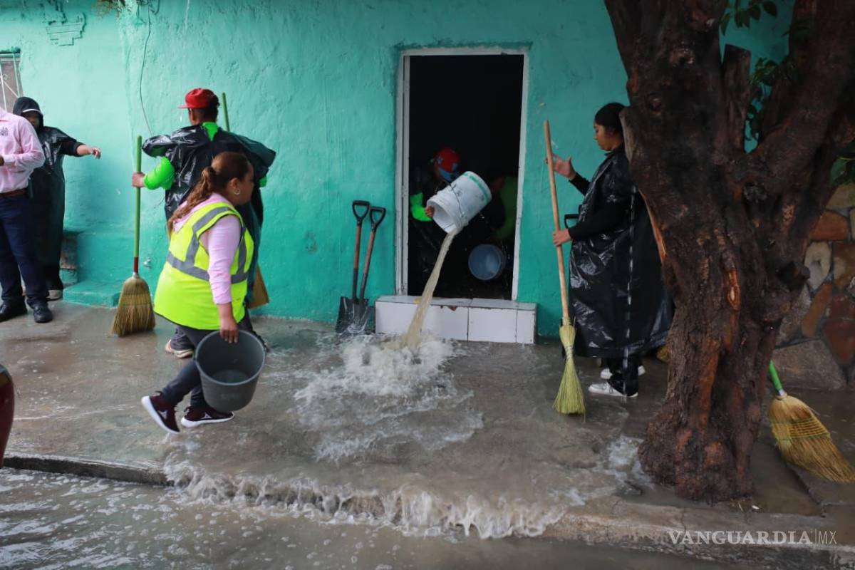 $!Personal municipal continúa con labores de limpieza, rehabilitación y apoyo en las colonias afectadas por las precipitaciones.