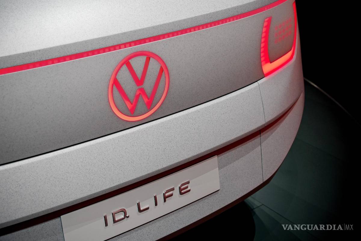 $!El Volkswagen VW ID. Life en exhibición en el primer día de vista previa para la prensa del Salón Internacional del Automóvil IAA en Munich, Alemania. EFE/EPA/Sascha Steinbach