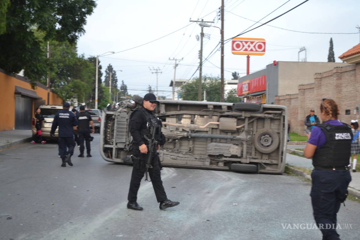 Conductor de transporte de personal provoca carambola en Saltillo y termina detenido