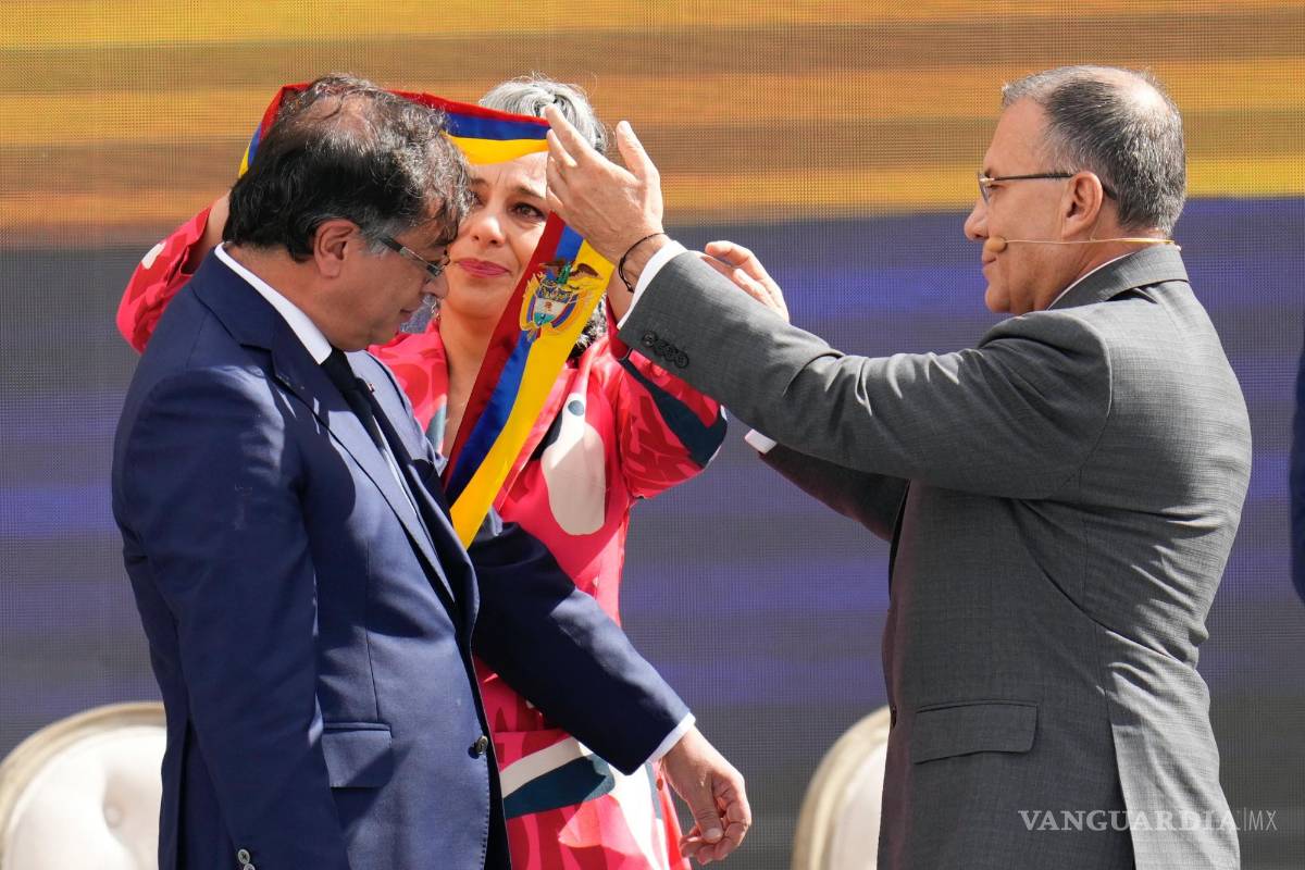 $!El presidente de Colombia, Gustavo Petro, recibe la banda presidencial de manos del presidente del Congreso, Roy Barreras (d) y de la senadora María José Pizarro.