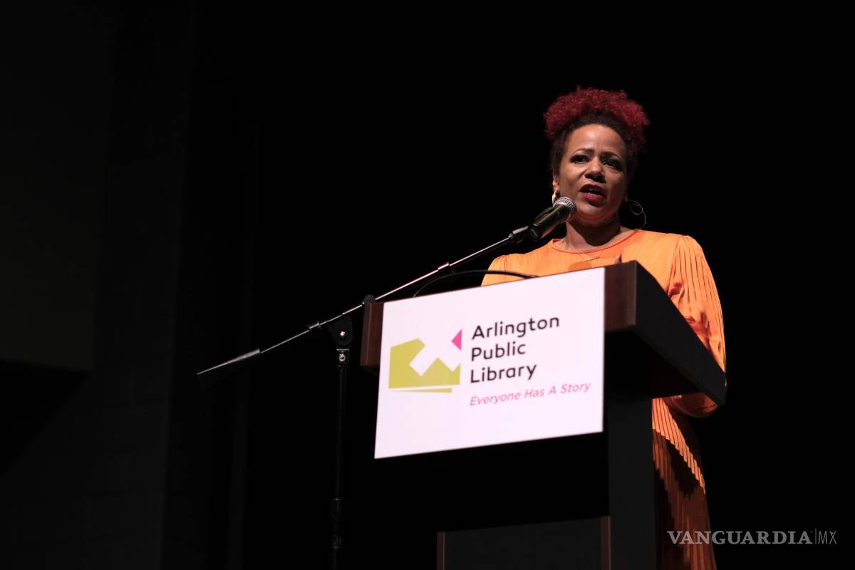 $!La periodista y escritora Nikole Hannah-Jones habla durante la celebración de la Semana de los Libros Prohibidos en la Biblioteca Pública de Arlington.