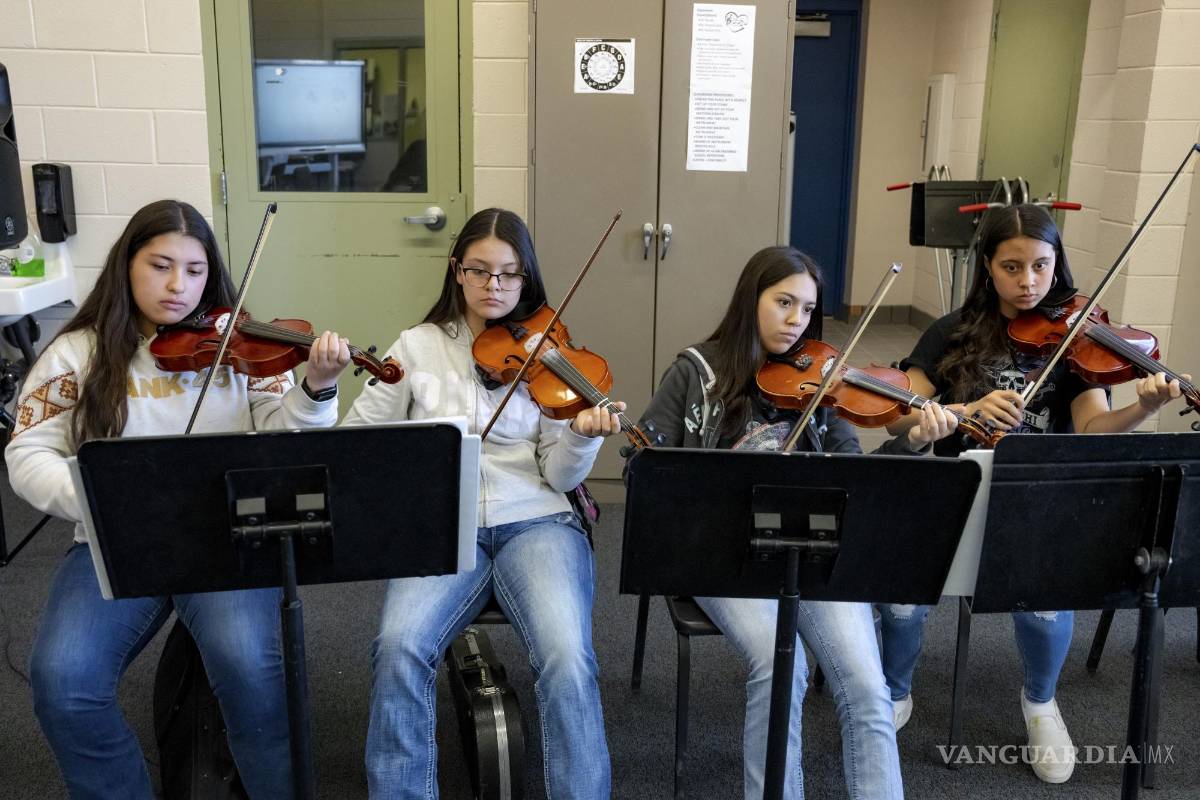 $!Estudiantes durante los ensayos de mariachi en Questa High School en el pueblo de Questa, Nuevo México.