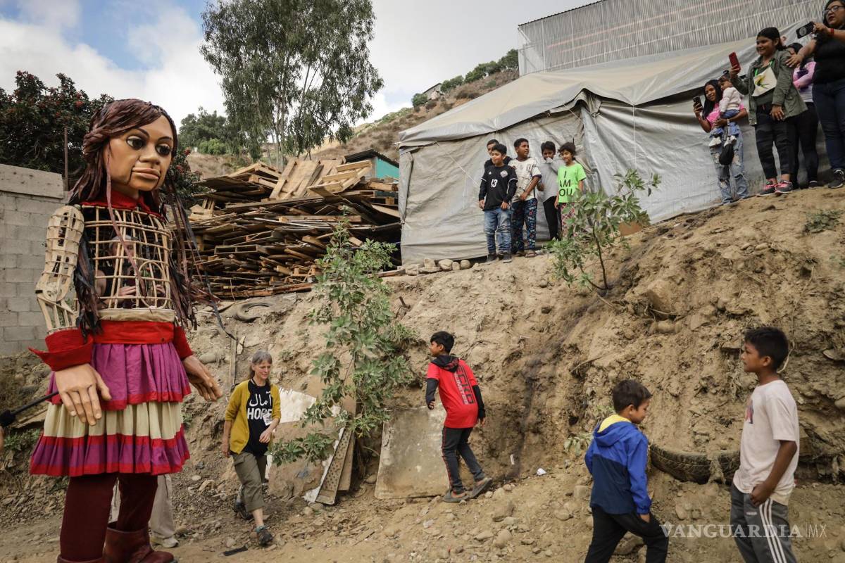$!Amal convivió con grupos de niños migrantes y refugiados de diversas nacionalidades que se encuentran en la ciudad mexicana de Tijuana.