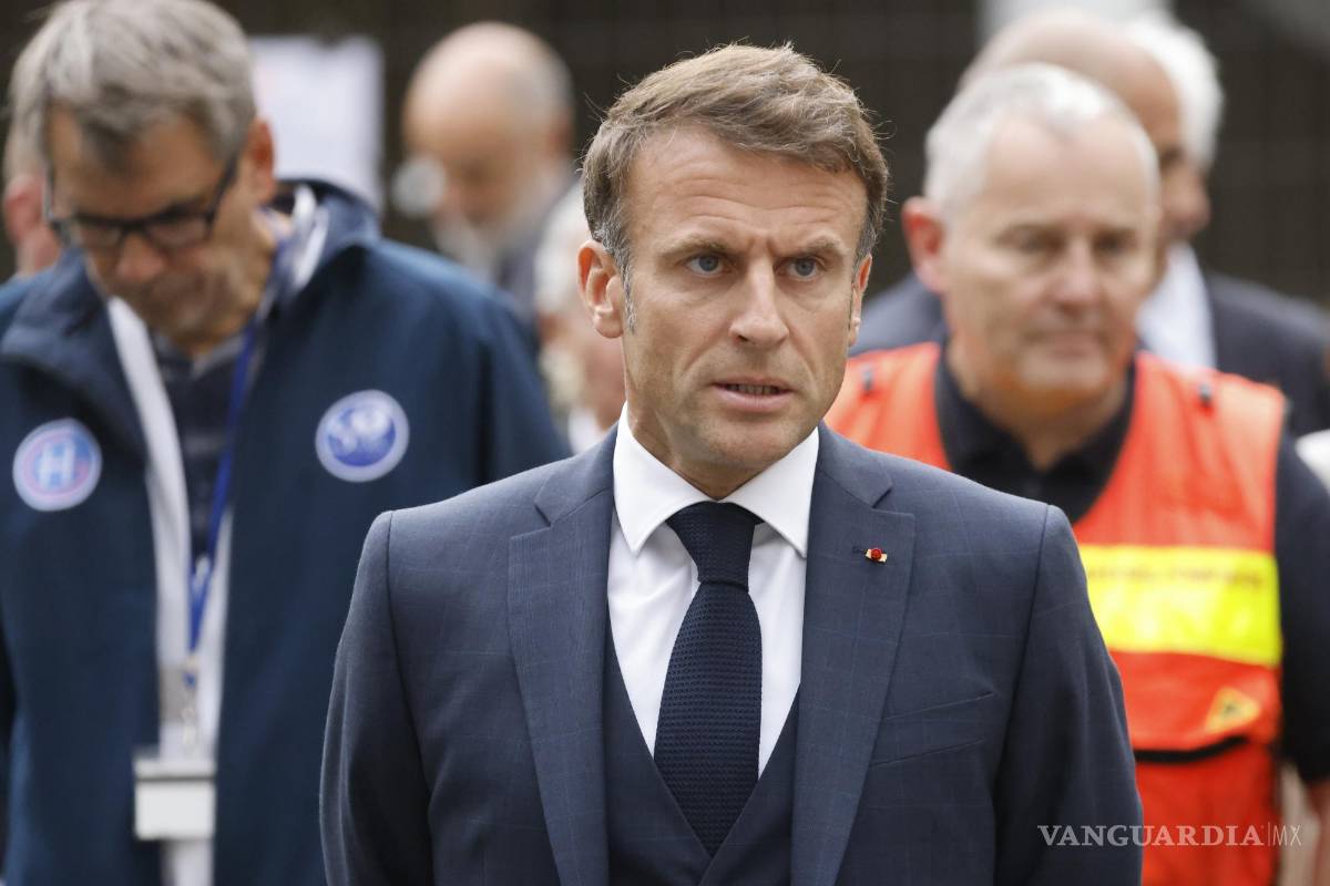 $!El presidente Macron acudió al instituto en el que ocurrió el ataque y reconoció la respuesta inmediata de cuerpos policiales y de autoridades educativas | Foto: EFE