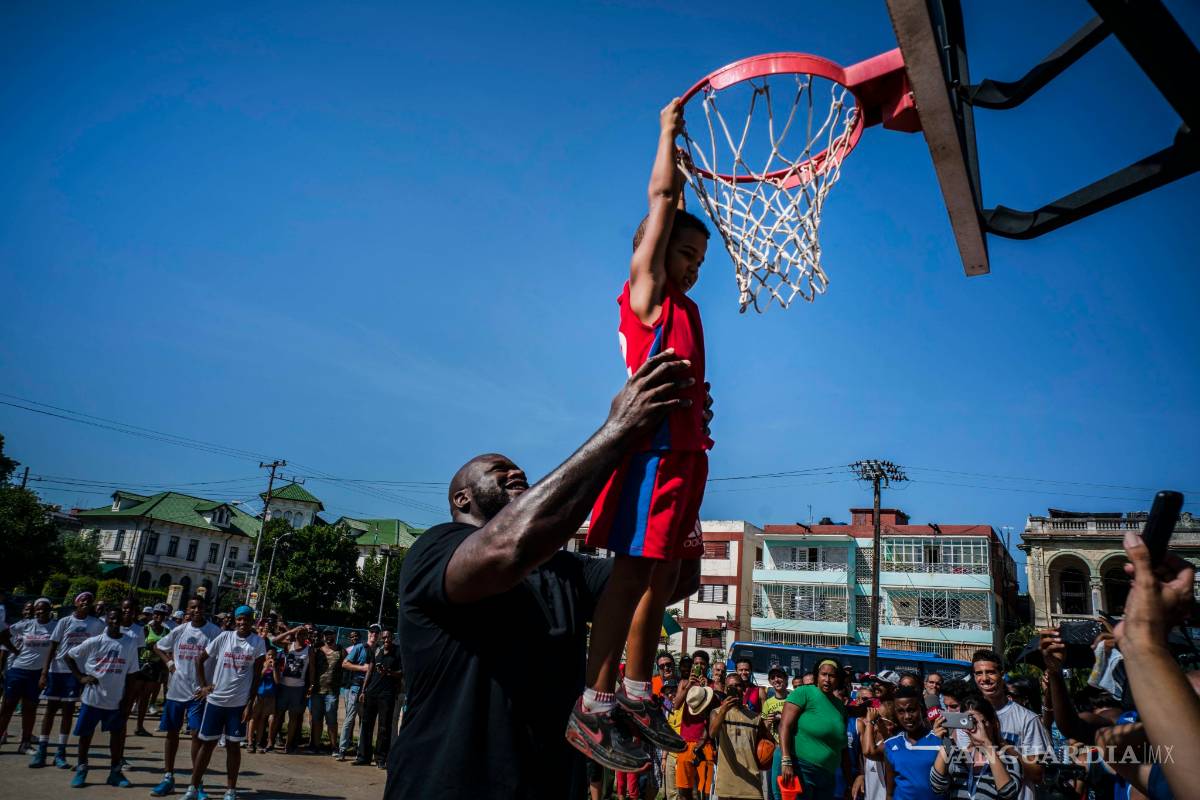 Shaquille O'Neal da clínicas de basquetbol en Cuba