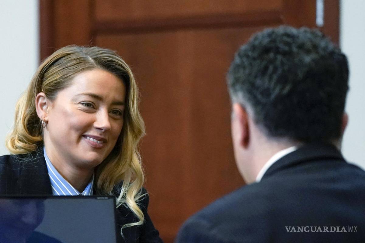 $!La actriz Amber Heard habla con su abogado en la Corte de Circuito del Condado de Fairfax en Fairfax, Virginia.