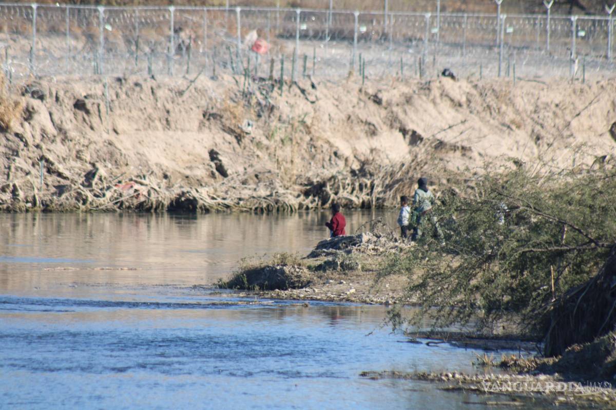 $!﻿Un grupo de niños juegan en una isla sobre el río Bravo. Al fondo, la alambrada que ha colocado el gobierno de Texas.