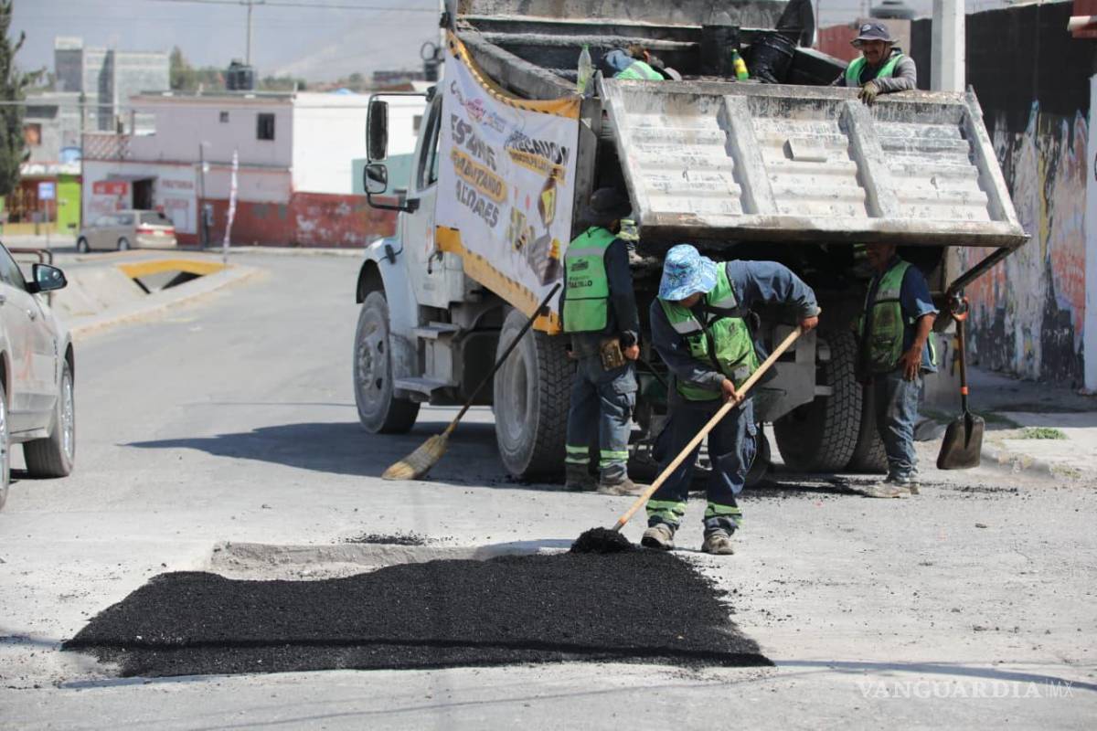 $!Cuadrillas municipales realizaron trabajos de rehabilitación del pavimento en el bulevar La Herradura, al suroriente de Saltillo, como parte del programa “Aquí Andamos”.