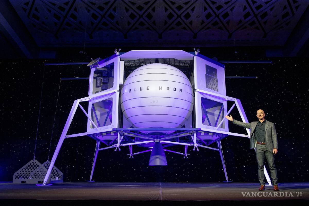 Jeff Bezos fundador de Amazon presenta planes para enviar capsulas a la luna