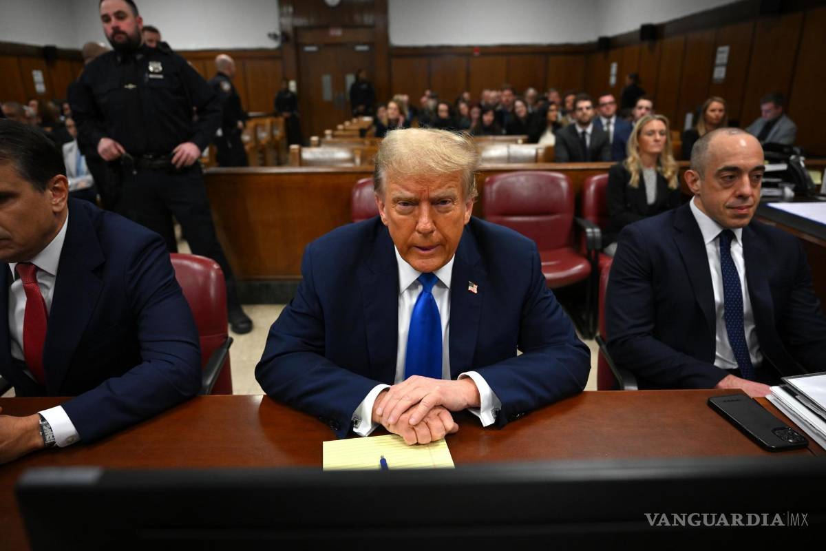 $!Donald Trump espera el inicio del procedimiento en el Tribunal Penal de Manhattan en Nueva York, Nueva York.