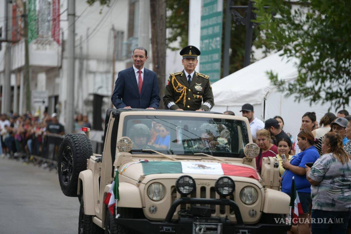$!El alcalde Emilio De Hoyos Montemayor encabezó la ceremonia cívica y desfile conmemorativo por el 216 aniversario de la Independencia de México en Acuña.
