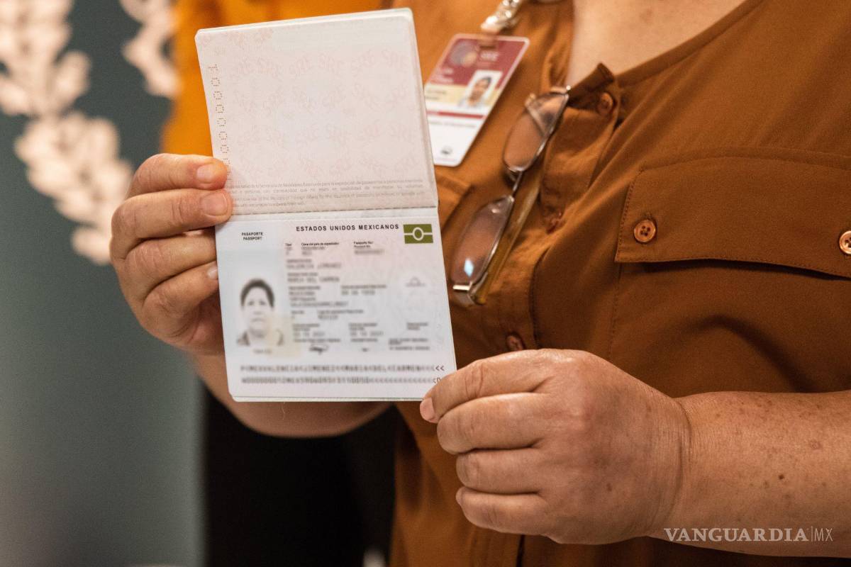 ¿Sonríes en las fotos? Por qué no debes hacerlo en tu pasaporte mexicano