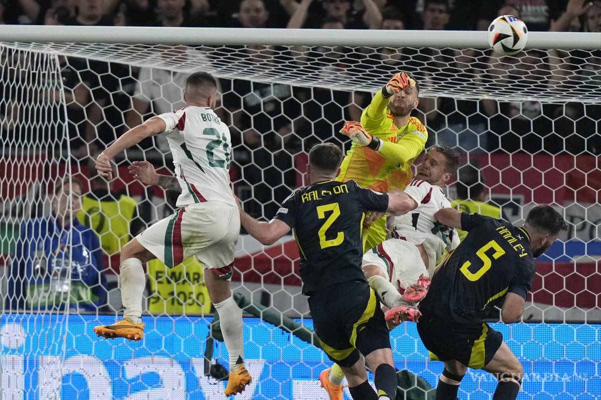 $!Angus Gunn salió con todo por el balón, impactándose con Varga.