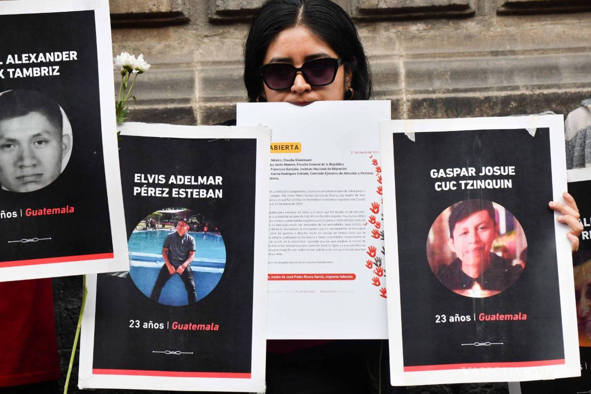 $!Integrantes del Instituto para las Mujeres en la Migración (IMUMI) leyeron cartas abiertas al exterior de Palacio Nacional (entre Correo Mayor y Moneda), para exigir justicia y disculpa pública al gobierno federal | Foto: Cuartoscuro