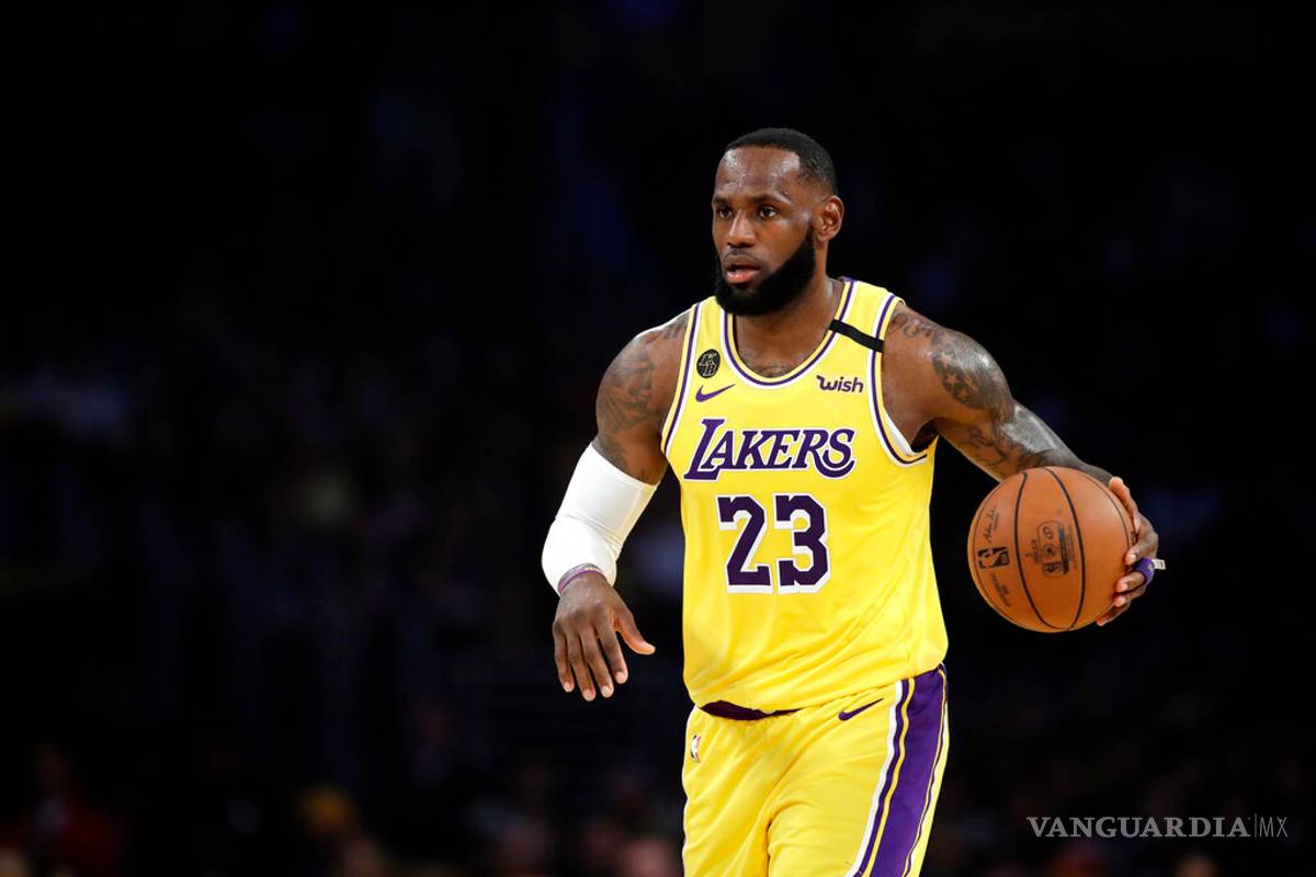 LeBron James y otros jugadores de la NBA reaccionan después de que la liga decide suspender la temporada