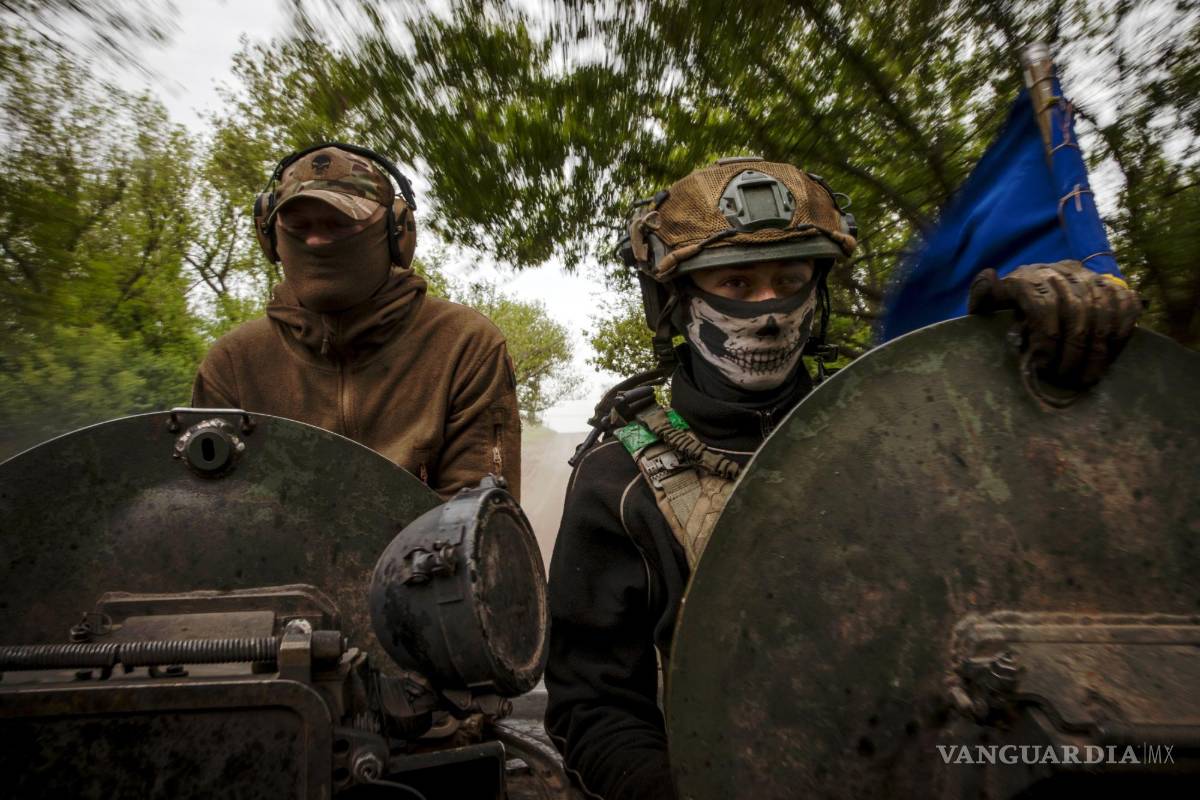 $!Miembros de la 28.a Brigada Mecanizada de Ucrania viajan en un vehículo blindado BMP durante una misión para disparar contra un objetivo ruso.