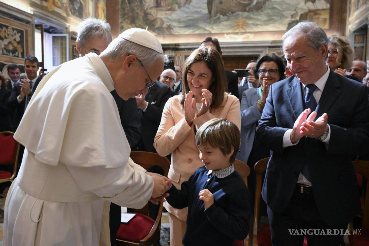 $!El Papa León XIV saluda a un niño durante una audiencia con miembros de la Fundación ‘Centesimus Annus Pro Pontifice’ en la Ciudad del Vaticano.
