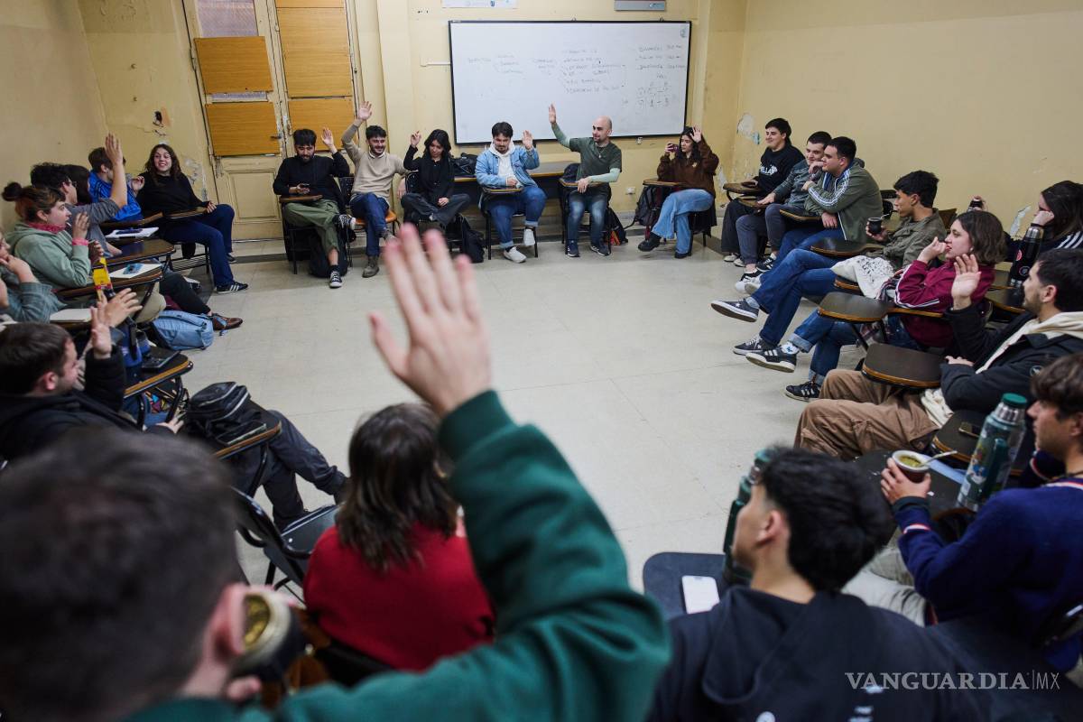 $!Estudiantes universitarios se reúnen en un aula para debatir sobre la deuda en Buenos Aires, Argentina, el miércoles 26 de agosto de 2026.