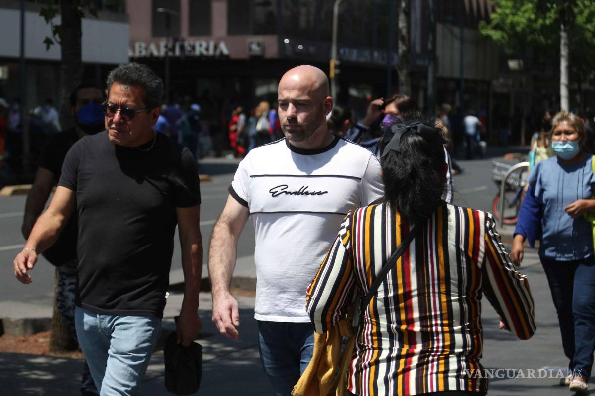 $!Aspectos de gente sin cubrebocas o usándolo de manera incorrecta en la Ciudad de México pese a que aún se podrían contagiar de Covid-19.