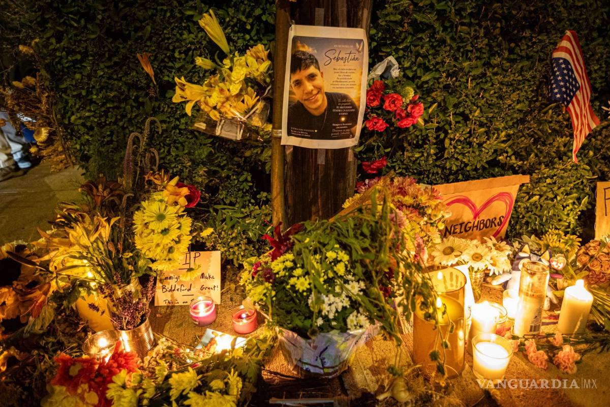 $!Biddeford (United States), 14/07/2026.- Los dolientes encienden velas y dejan flores en el lugar donde agentes federales dispararon y mataron a un hombre, en Biddeford, Maine, EE. UU., el 13 de julio de 2026. Un agente del Servicio de Inmigración y Control de Aduanas (ICE) disparó y mató a un hombre colombiano de 26 años alrededor de las 7 de la mañana, hora local, en Biddeford, Maine. (Protestas) EFE/EPA/TROY R. BENNETT