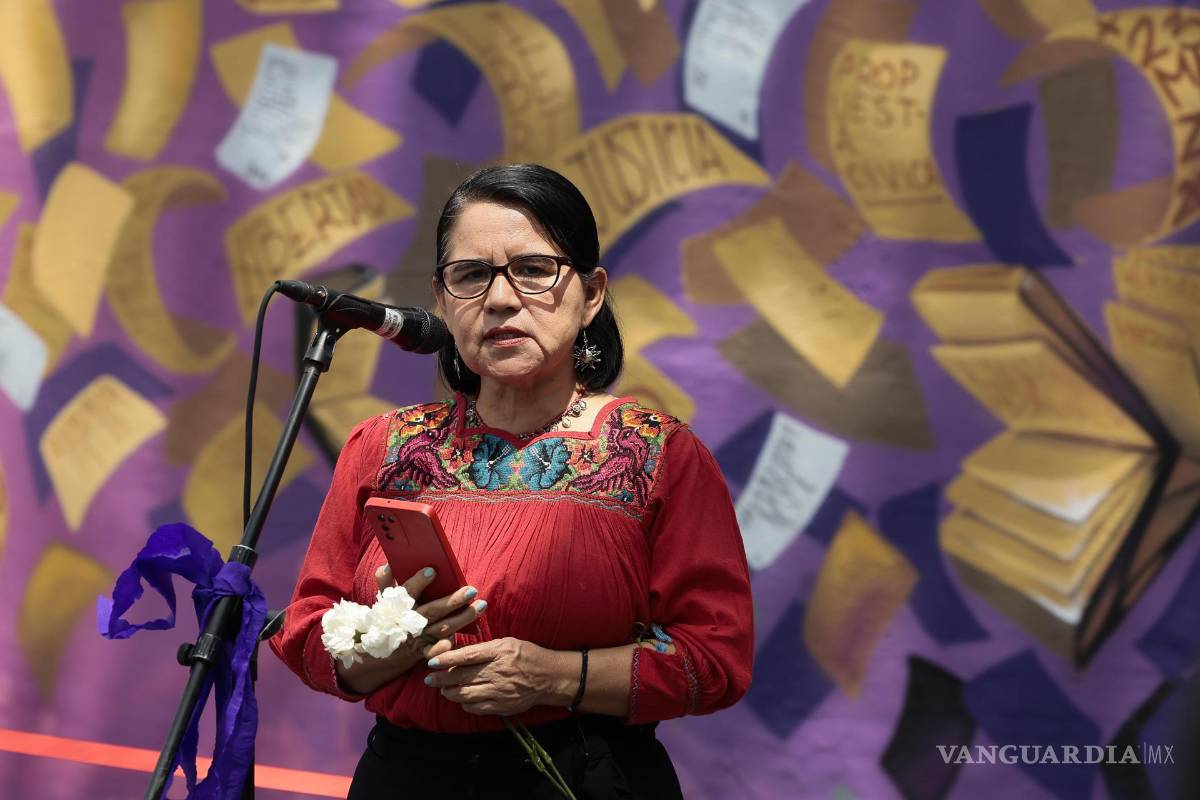 $!La representante de Reporteros Sin Fronteras en México, Balbina Flores en la inauguraron el mural ‘El silencio es complicidad’ en memoria de Miroslava Breach.