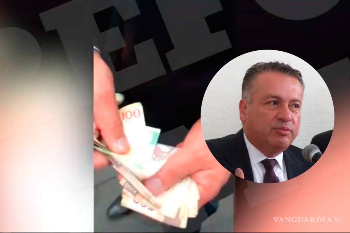 Regalan billetes de 500 pesos durante mitin de AMLO (video)