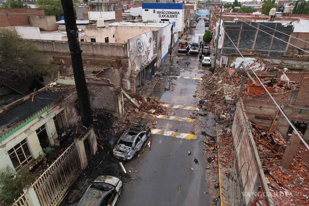 $!OJOCALIENTE, ZACATECAS, 31AGOSTO2026.- Lugar donde fue colocado, presuntamente, un vehículo con un artefacto explosivo la noche de ayer. La onda expansiva afectó cuatro cuartas a la redonda y catorce carros entre particulares y policiales. FOTO: ADOLFO VLADIMIR /CUARTOSCURO.COM