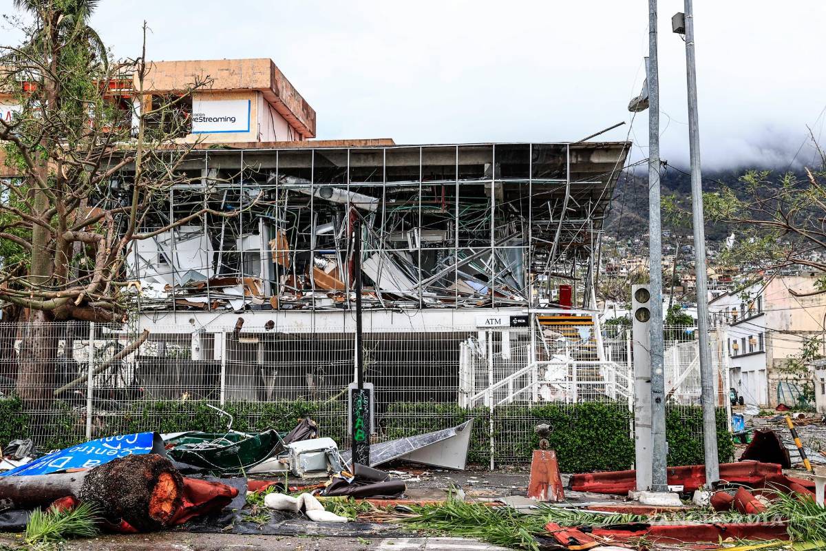 $!Fotografía de escombros en una calle afectada por el paso del huracán Otis en el balneario de Acapulco, en el estado de Guerrero, México.