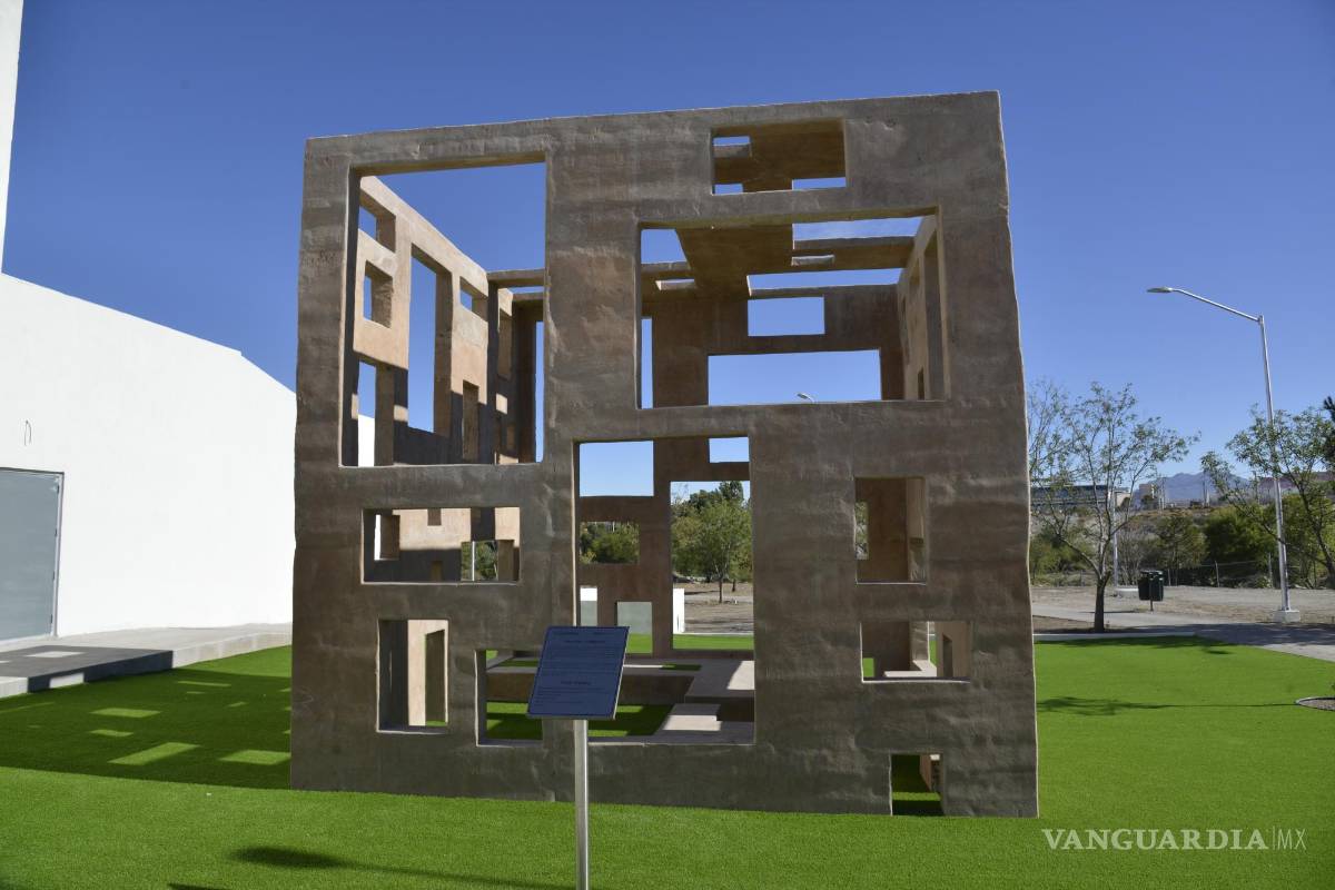 $!La escultura del Centro de Cultura Científica es el ejemplo de la falta de planeación: se inició en 500 mil pesos y después subió su costo a un millón de pesos.