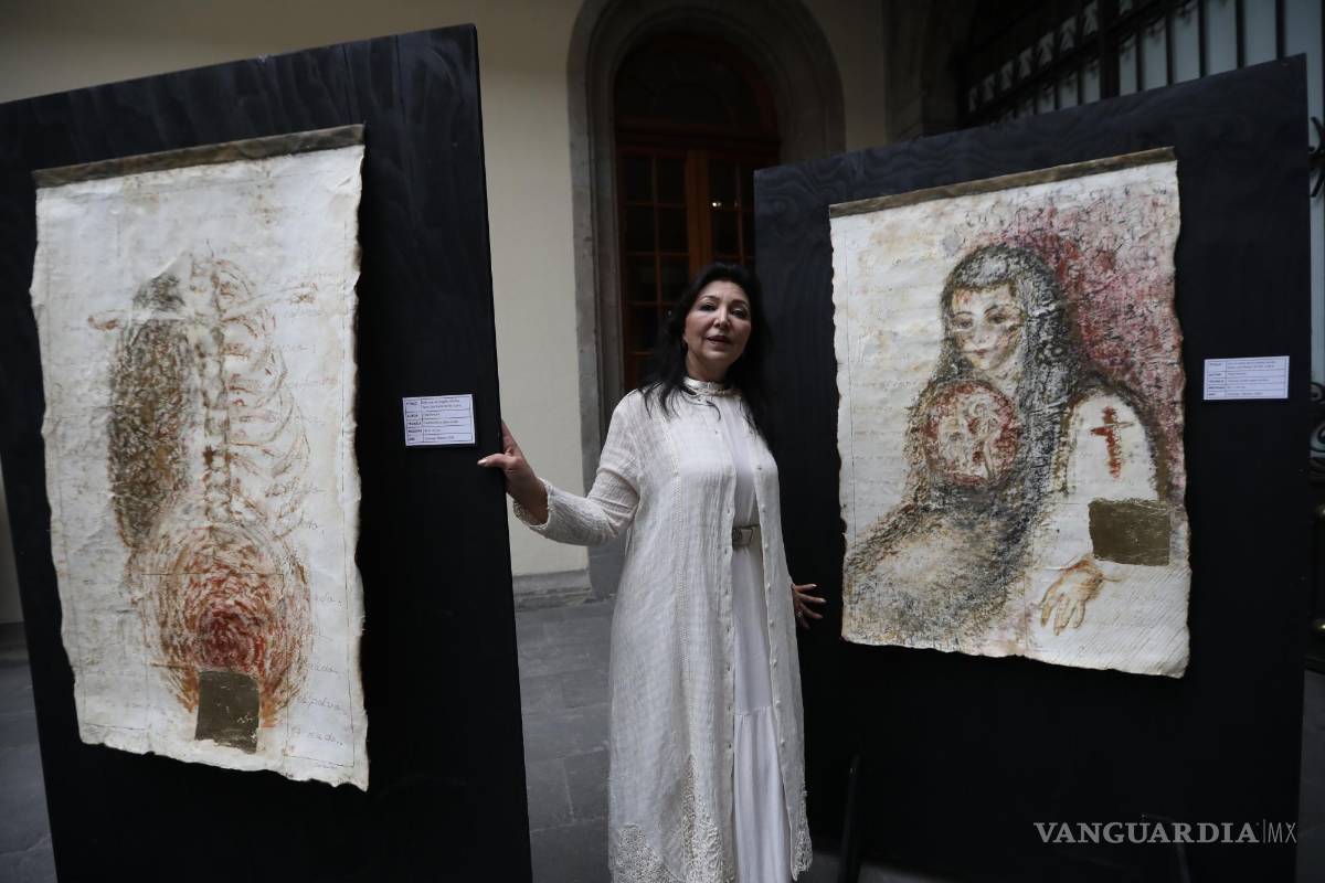 $!La pintora mexicana Pilar Rincón posa con sus obras parte de la exposición 33 Sor Juanas y mil hombres necios durante su inauguración en Ciudad de México.